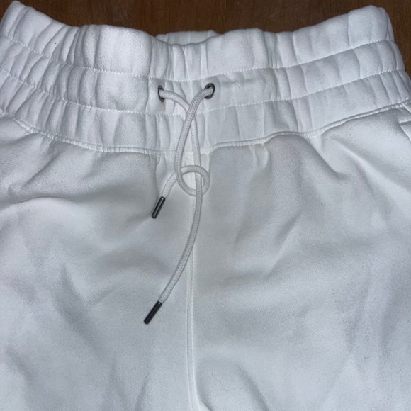 Under Armour Women's White Shorts Small Pockets Training‎ Loose - Picture 5 of 6
